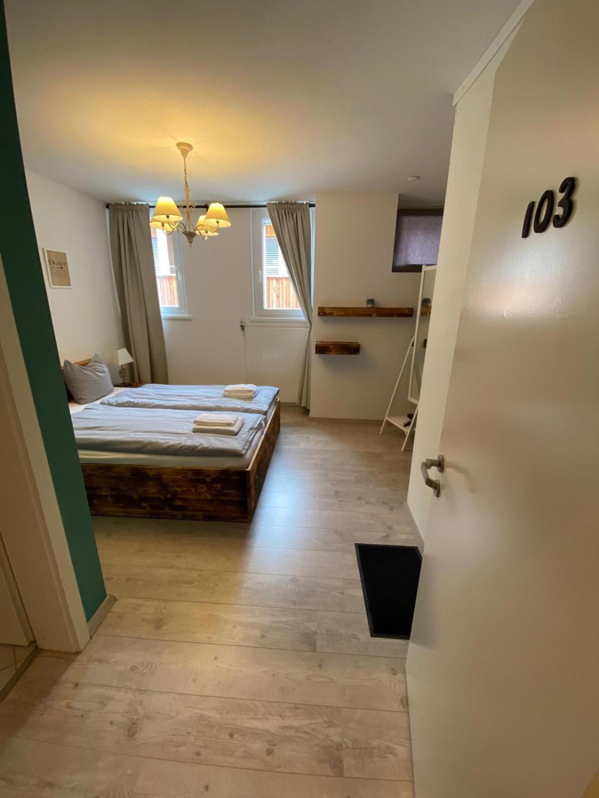 Doppelzimmer mit eigenem Bad (103)